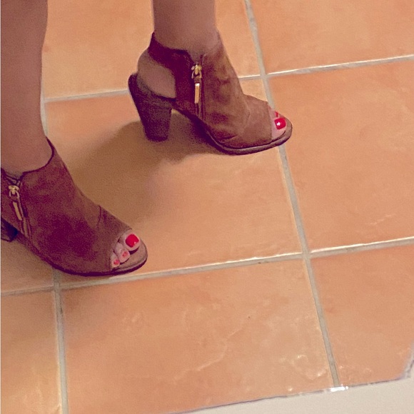 Gianni Bini, 61/2M, 4” heel Sandals - Picture 2 of 8